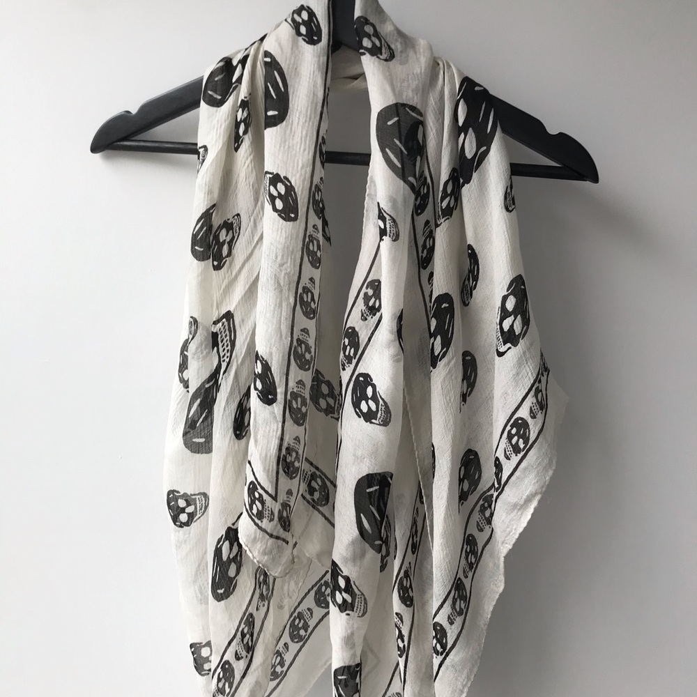 Alexander McQueen skull scarf